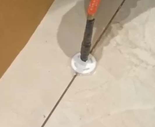 黑河市瓷砖空鼓维修公司专业解答瓷砖在铺贴过程中，如果没有涂抹均匀到位的粘结材料（如水泥砂浆或瓷砖胶），可能会导致以下问题