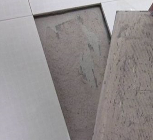 黑河市瓷砖空鼓维修公司分享瓷砖铺贴时如果打浆（即涂抹在瓷砖背面和基层上的砂浆或瓷砖胶）过少，会带来以下问题